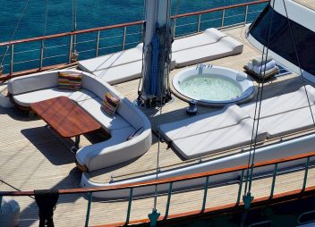 yacht charter Blue Heaven sun deck