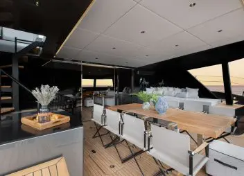 yacht charter Calma aft deck