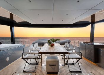yacht charter Calma al fresco dining