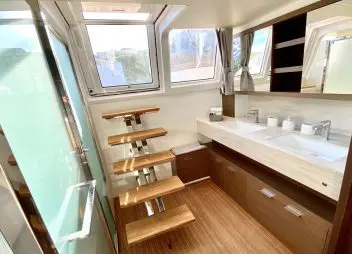 yacht charter Grace bathroom