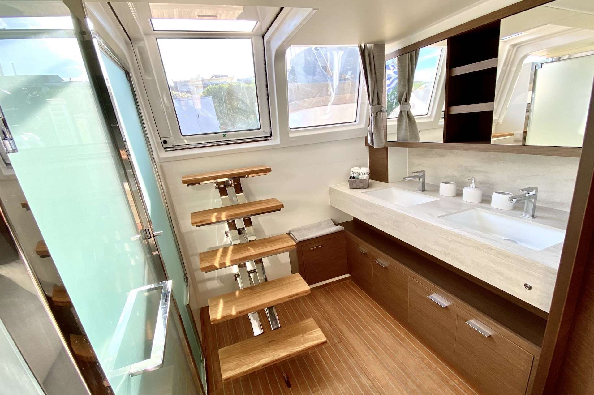 yacht charter Grace bathroom