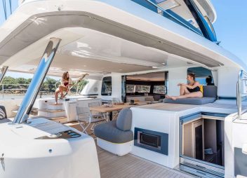 yacht charter Kingfisher aft deck