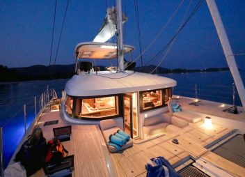 yacht charter Kingfisher deck