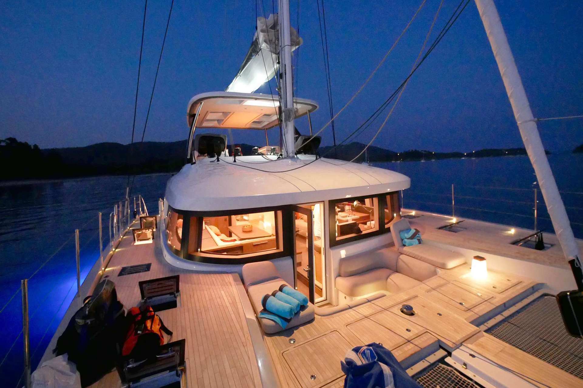 yacht charter Kingfisher deck