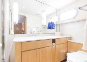 yacht charter Lady Sharon Gale guest bathroom