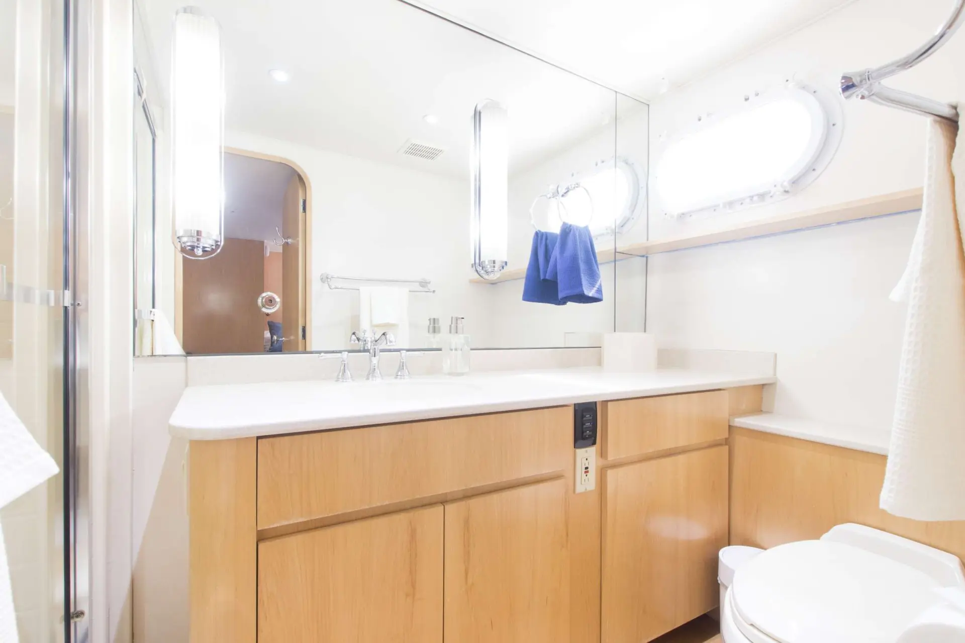 yacht charter Lady Sharon Gale guest bathroom