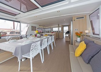 yacht charter Babalu salon