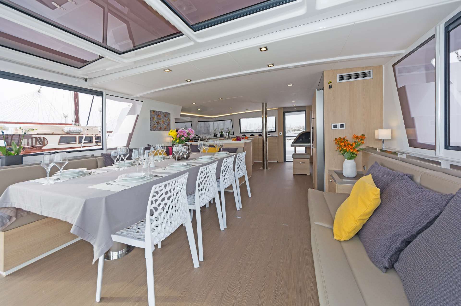 yacht charter Babalu salon