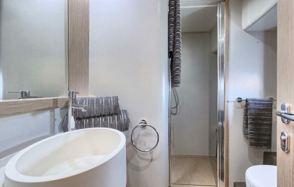 Motor Yacht Kimon Bathroom