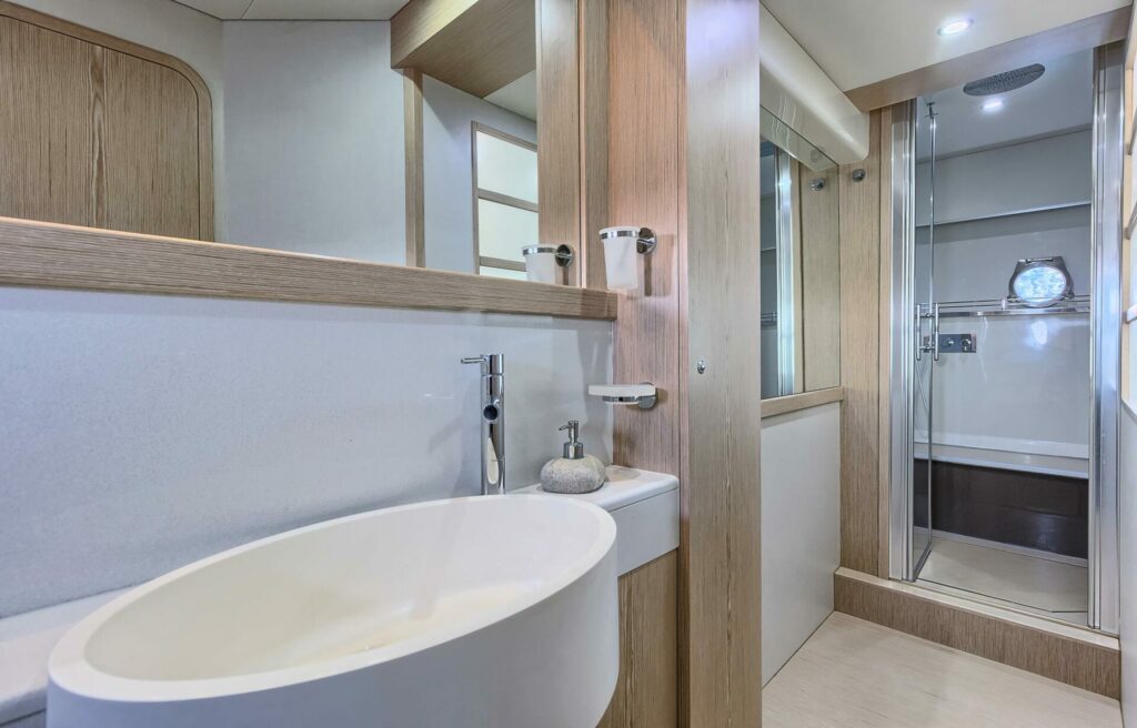 Motor Yacht Kimon - VIP bathroom