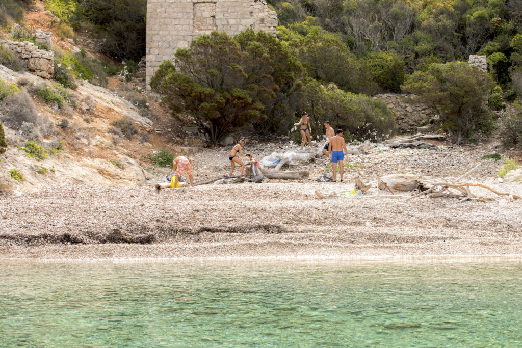 Catamaran MARLA - High Point Yachting - beach clean-up