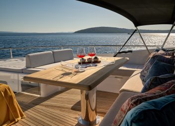 bow motor yacht Hideaway1