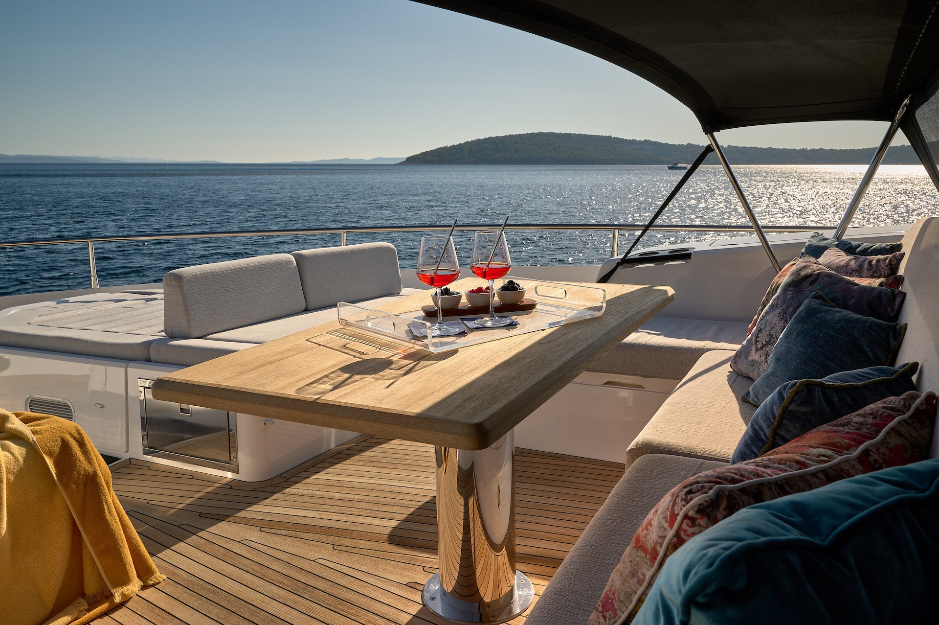 bow motor yacht Hideaway1