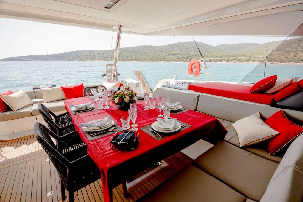catamaran Astoria aft dining