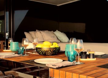 crewed yacht charter dinning Feel The Blue