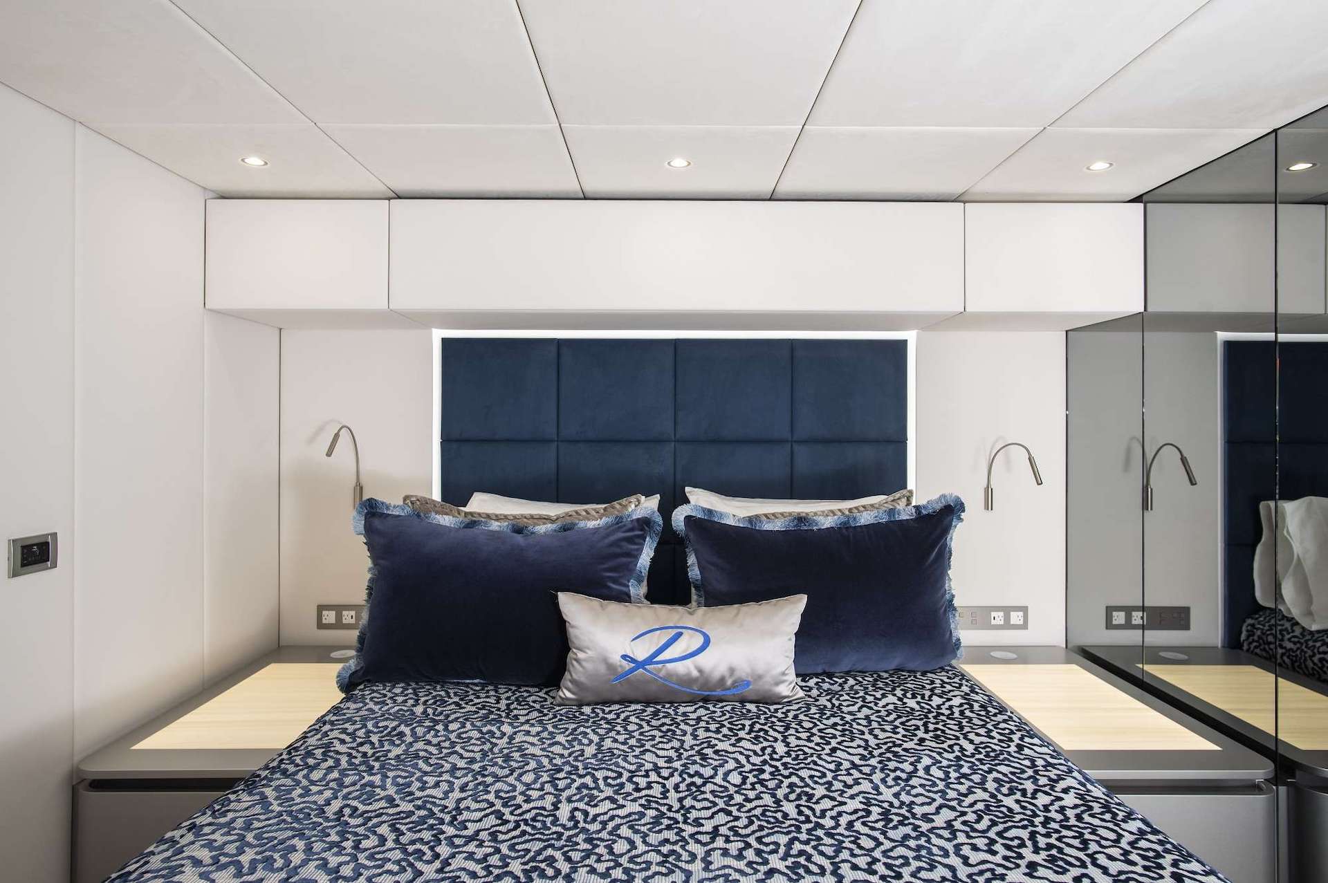 crewed yacht charter Relentless II queen cabin