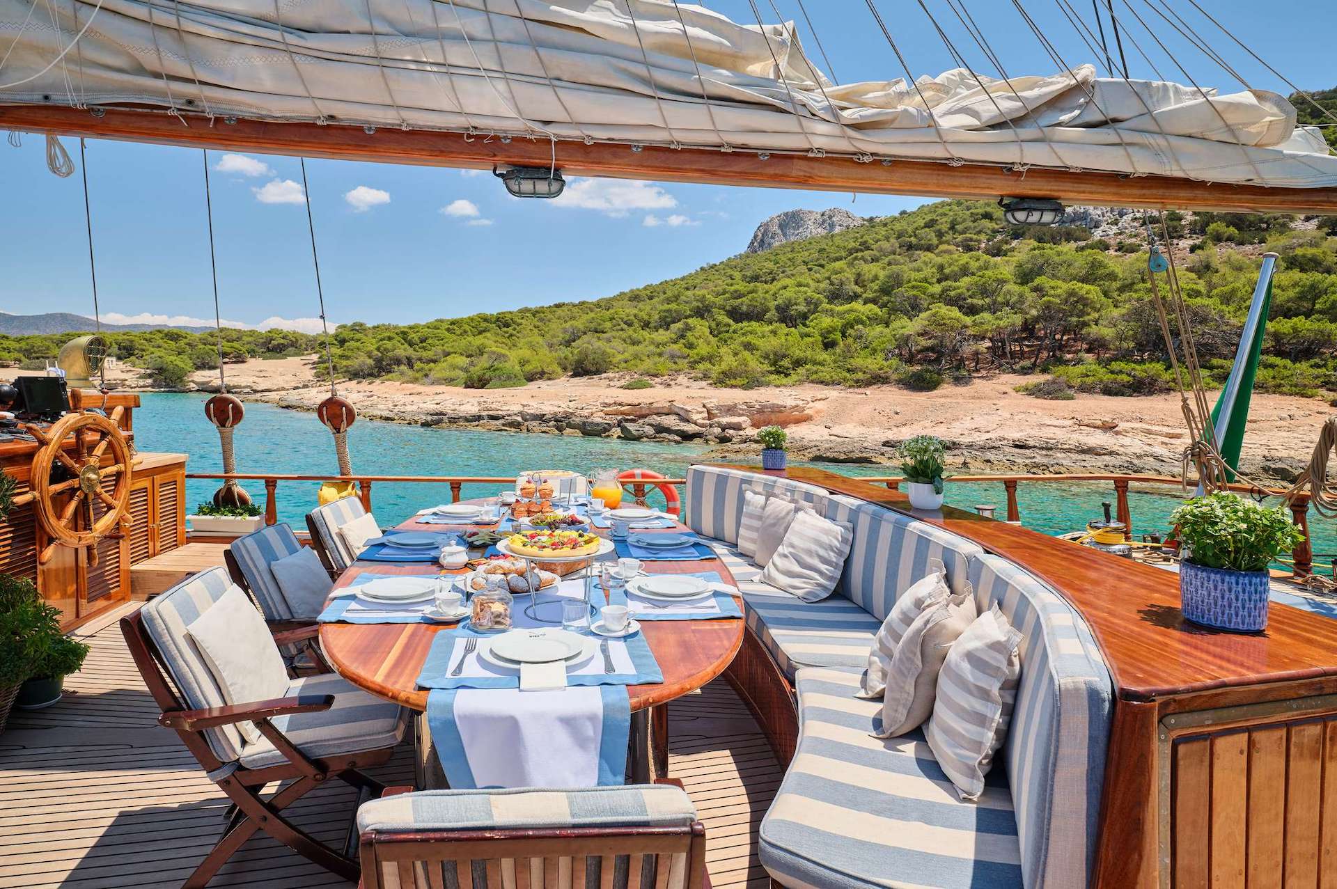 gulet yacht charter alfresco dining