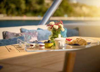 motoryacht flybridge Croatia breakfast