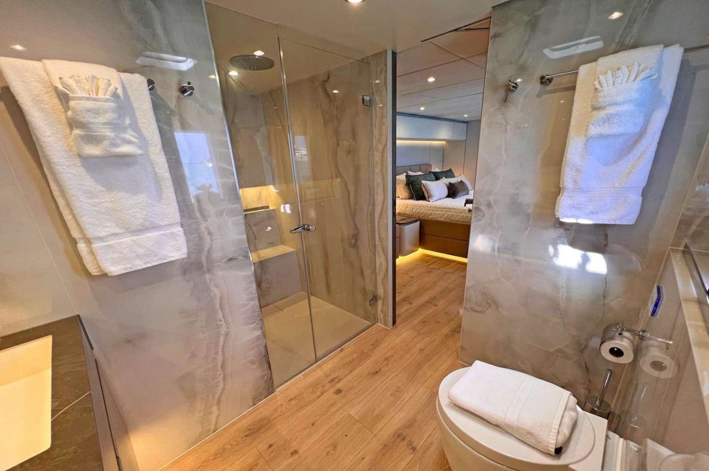 Seaclusion ensuite yacht charter