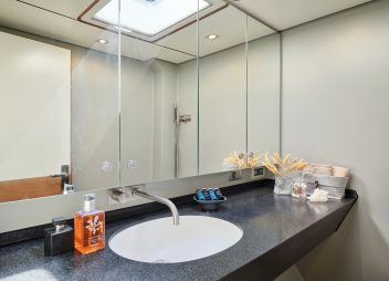 yacht charter Aizu bathroom