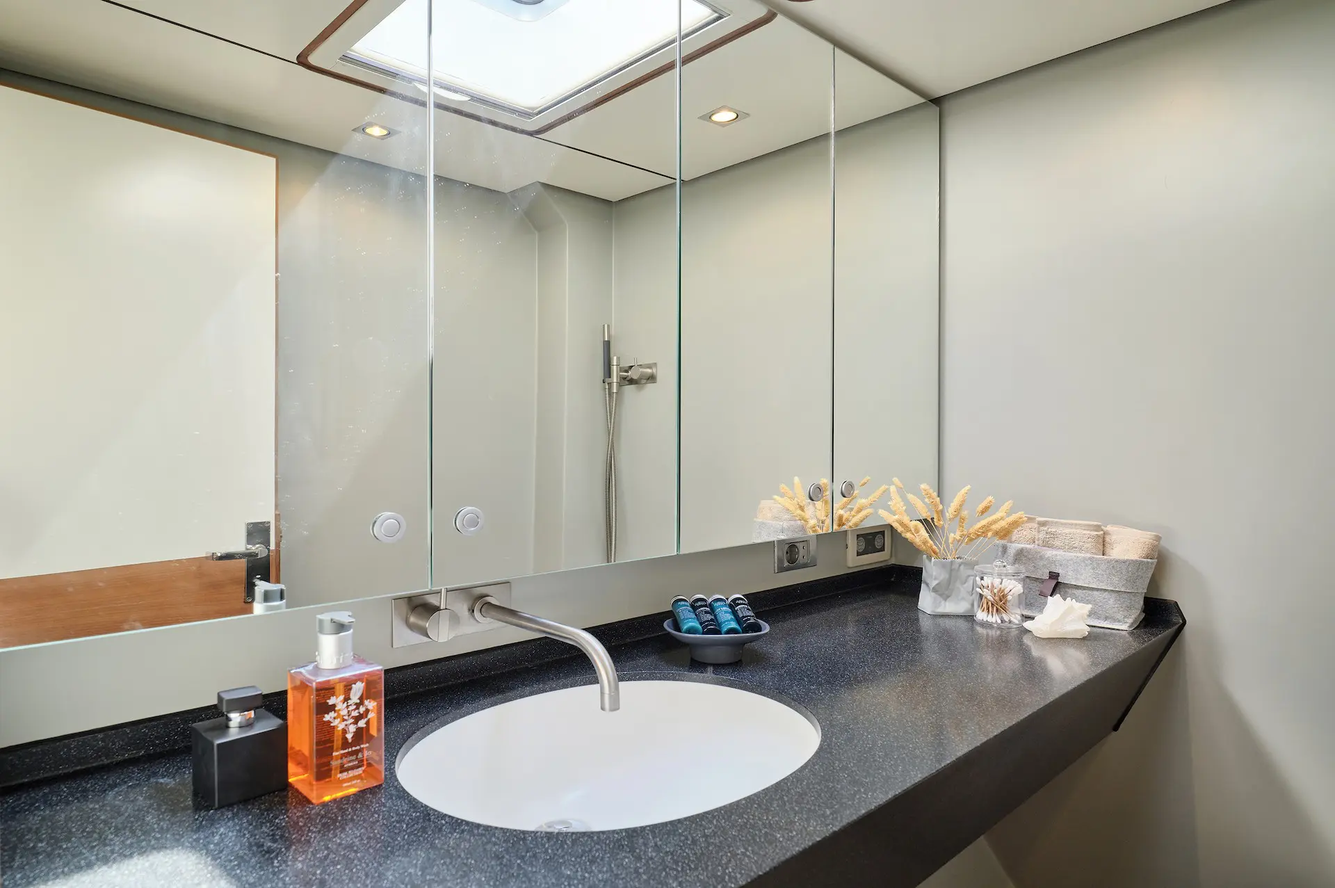 yacht charter Aizu bathroom