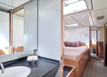 yacht charter Aizu ensuite