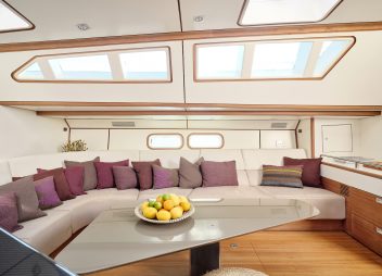 yacht charter Aizu saloon