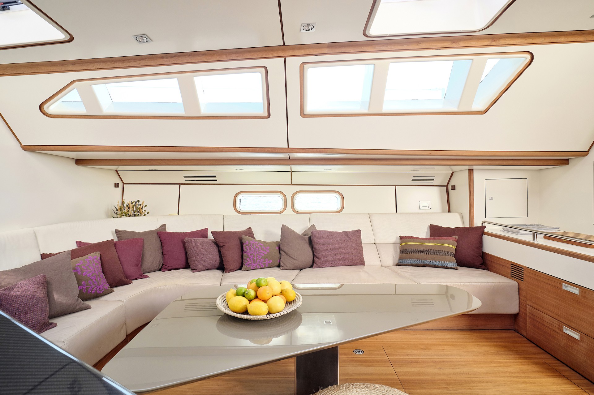 yacht charter Aizu saloon