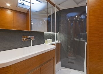 yacht charter Alizee bathroom