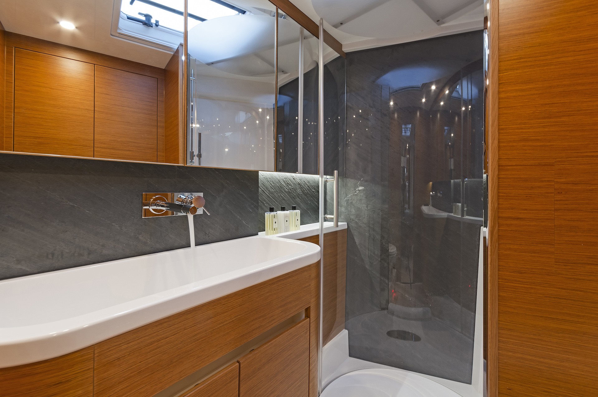 yacht charter Alizee bathroom