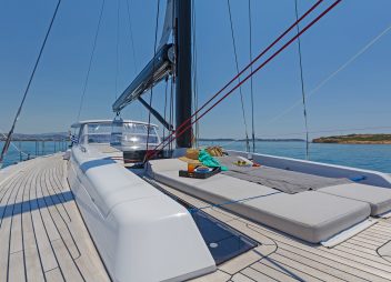yacht charter Alizee deck