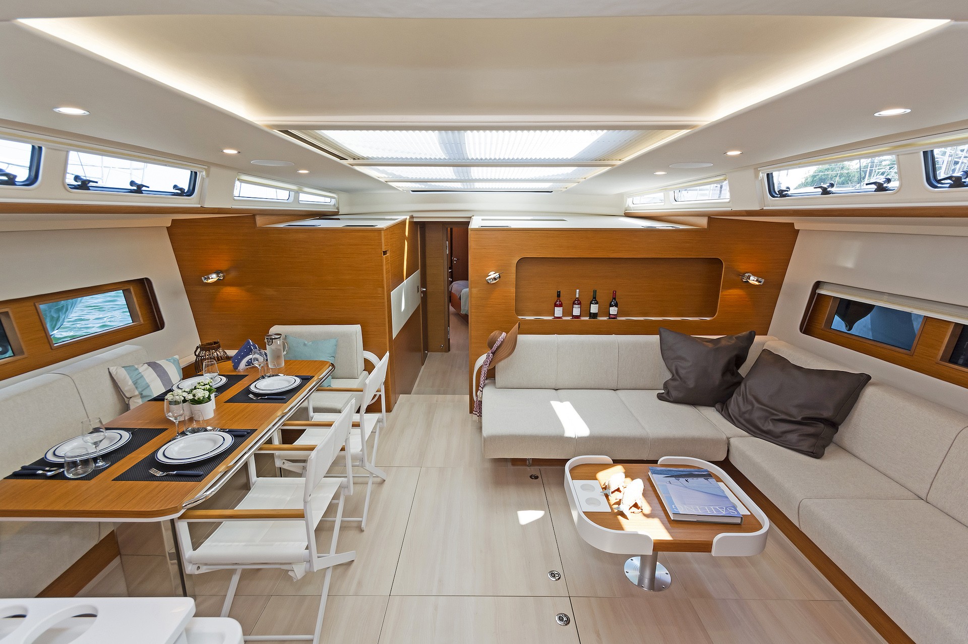 yacht charter Alizee saloon