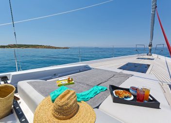 yacht charter Alizee sun deck