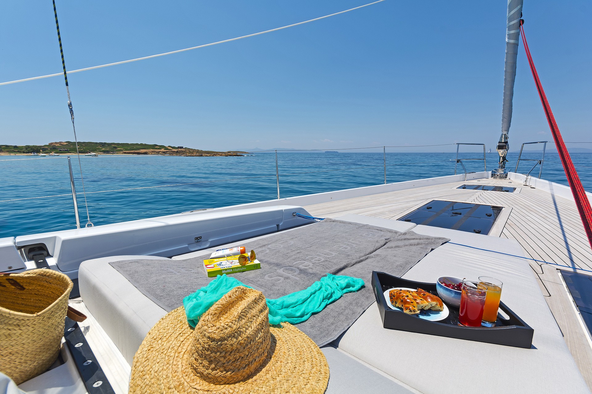 yacht charter Alizee sun deck