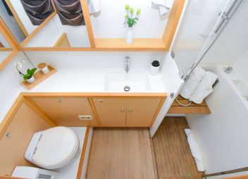 yacht charter Altesse bathroom