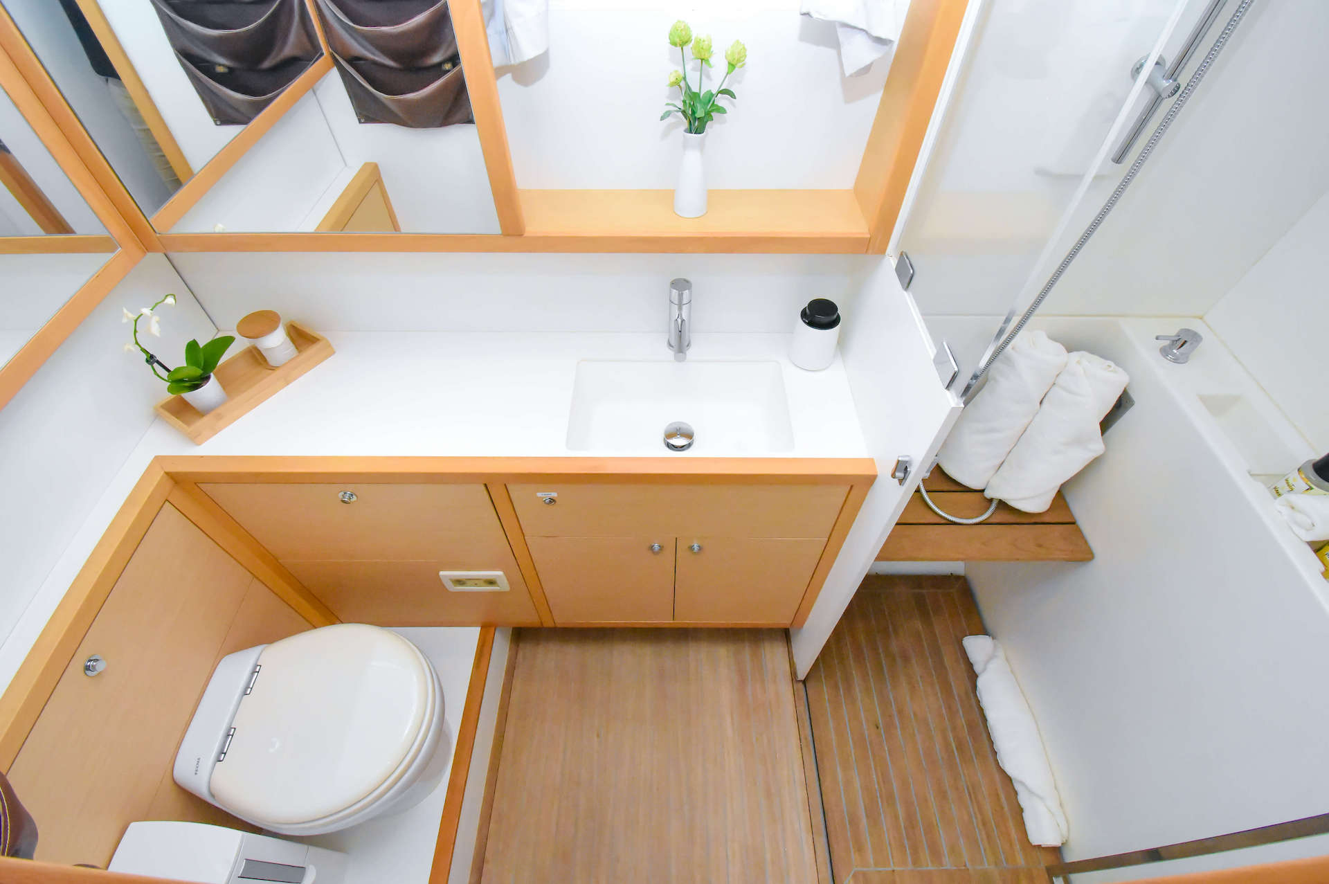 yacht charter Altesse bathroom