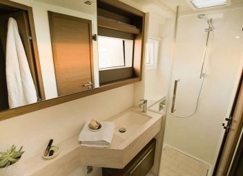 yacht charter Andiamo bathroom