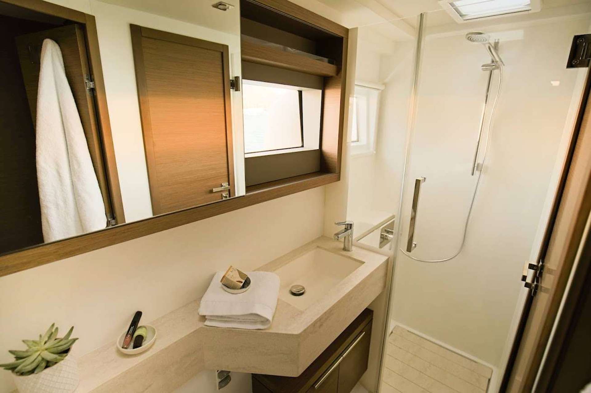 yacht charter Andiamo bathroom