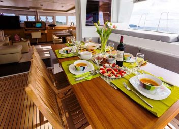 yacht charter Blue Destiny alfresco dining