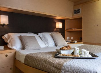 yacht charter Blue Destiny main cabin