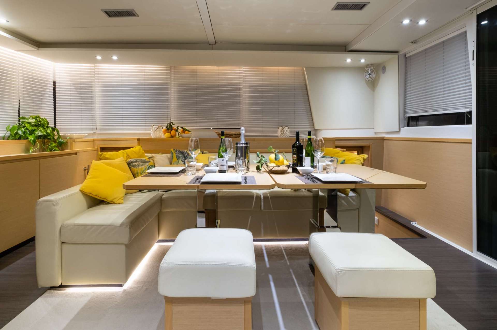 yacht charter Blue Destiny saloon dining