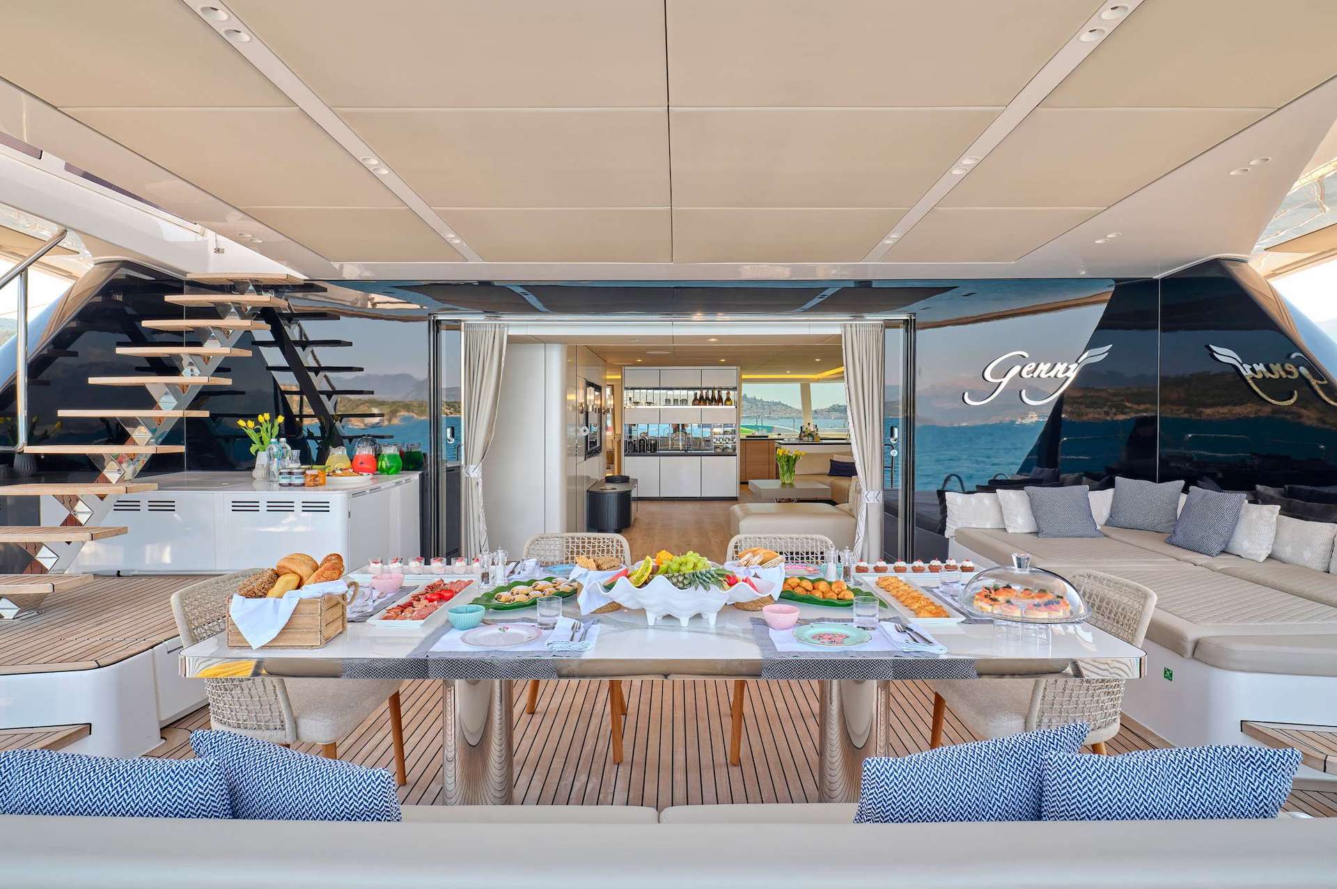 yacht charter catamaran Genny dining