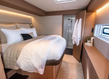 yacht charter C'est La Vie guest cabin