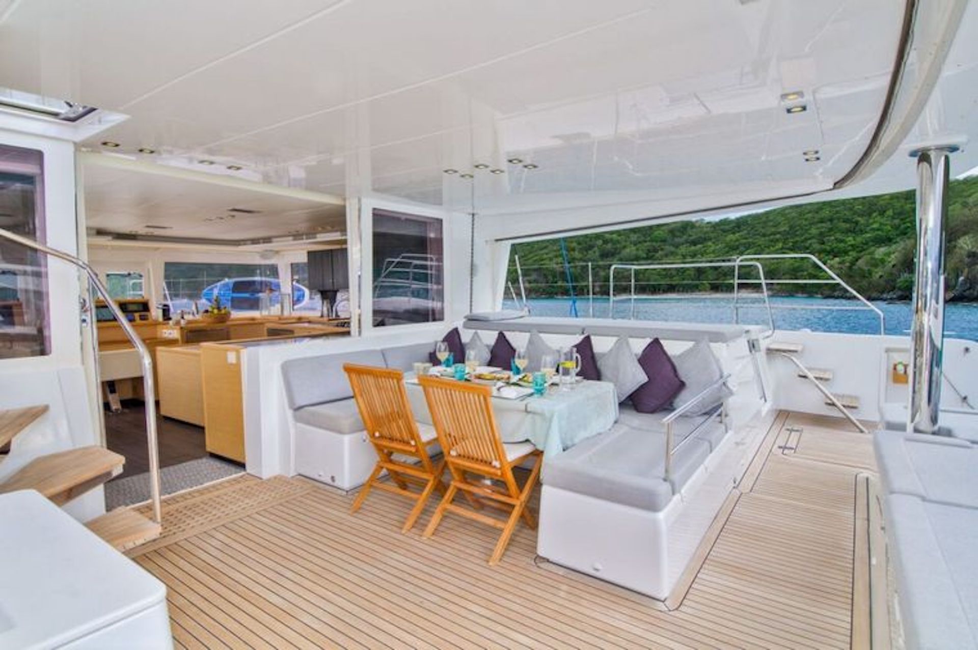 yacht charter dining Altesse