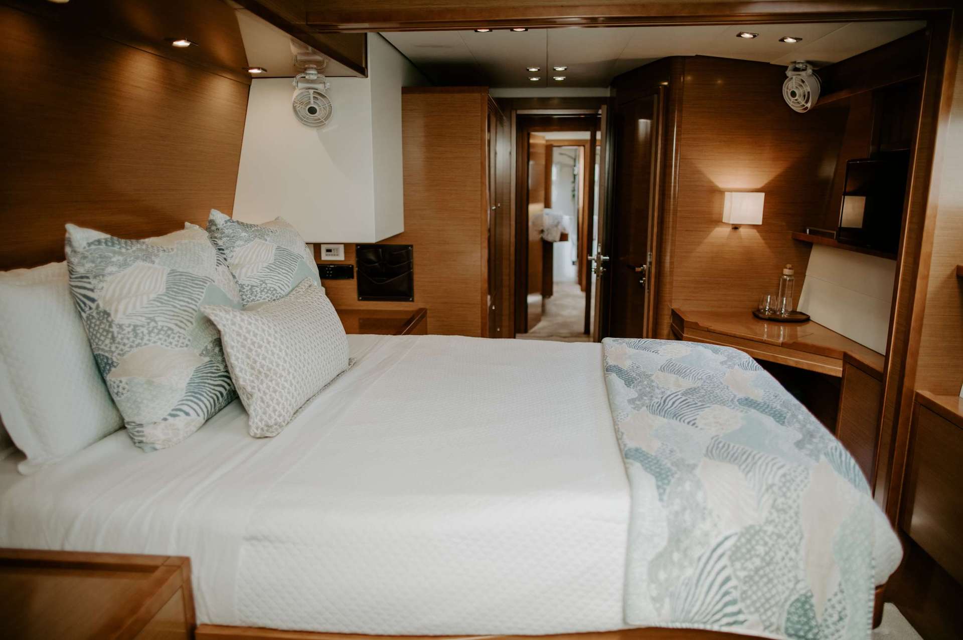 yacht charter Ebb & Flow cabin