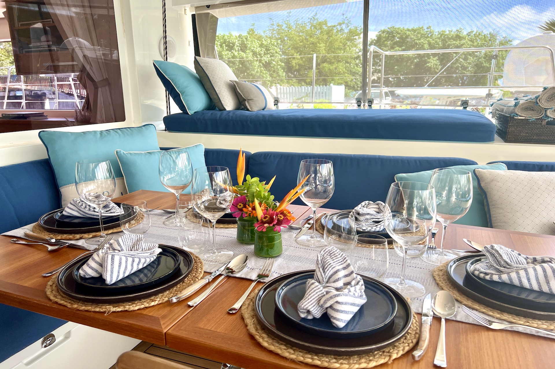 yacht charter Ebb & Flow dining