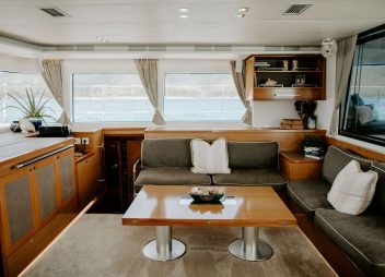 yacht charter Ebb & Flow saloon