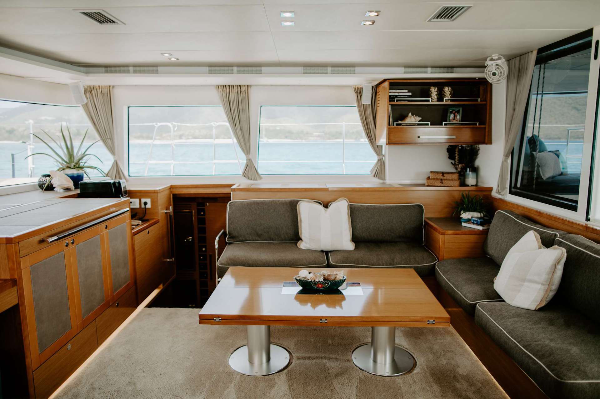 yacht charter Ebb & Flow saloon