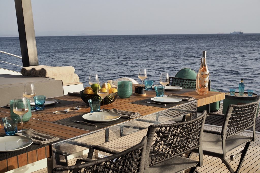 yacht charter Feel The Blue aft dining