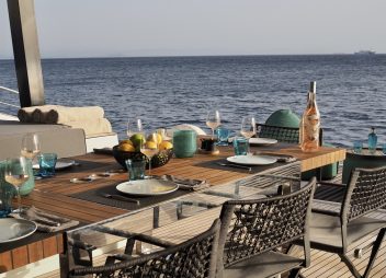 yacht charter Feel The Blue aft dining